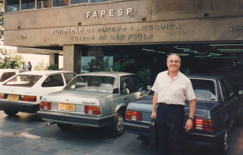 Профессор Хуго Торриани (Hugo Torriani) у входа в FAPESP, Сан Пауло, Бразилия. FAPESP – это  организация, распределяющая гранты на развитие науки штата Сан Пауло.