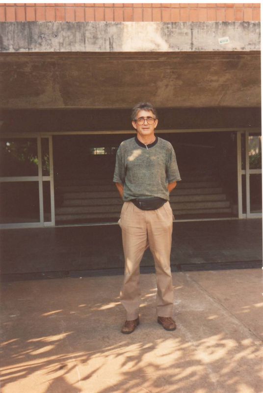 Профессор Бордин у входа в институт математики  (IMECC), Кампинас, 1993 г.