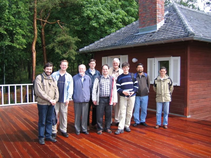 Некоторые участники конференции в Берлине на фоне дачи Эйнштейна (слева направо): И.Жуков, С.Горчинский, А.Н.Паршин, А.Б.Жеглов, Д.В.Осипов, Х.Курке, М.Мазо, М.Муласе, Ф.Плаза Мартин.