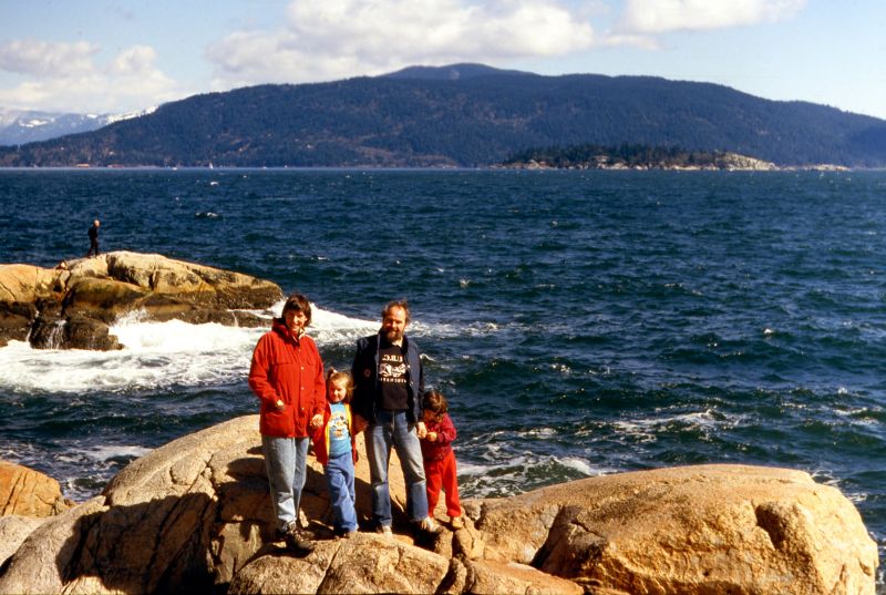 Профессор Дейл Рольфсен с семьей в Ванкувере, Канада.