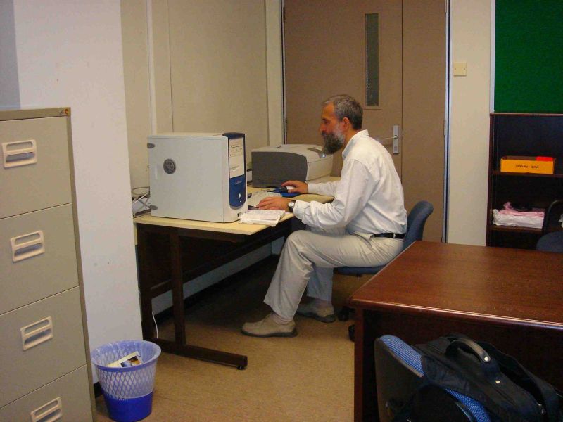 Г.В.Носовский на своем рабочем месте в НТУ, в 2005 году (Сингапур).