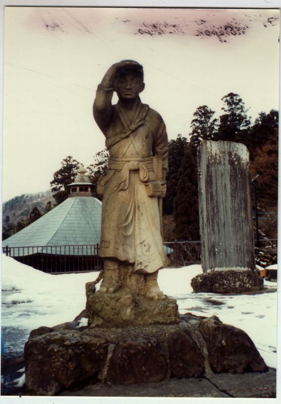Памятник отважным самураям в г.Айзу, отчаянно сопротивлявшихся военному вторжению западных европейцев в Японию в XIX веке.
